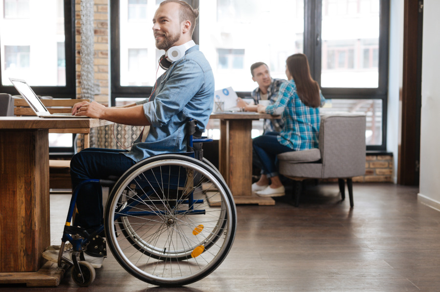 Osoby niepełnosprawne na rynku pracy: przywileje, godziny pracy